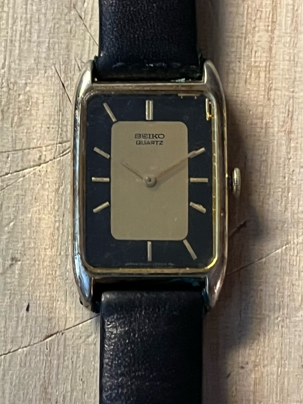 Vintage 1980 Seiko women’s Tank Watch Gold Plated Black Dial Rectangular 1400-52